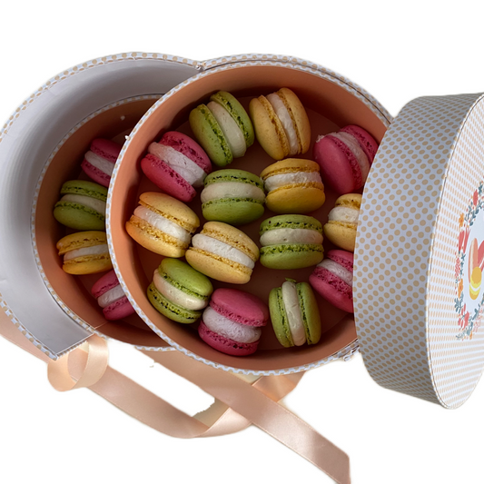 Macarons Zitrone, Pistazien und Wald Himbeeren