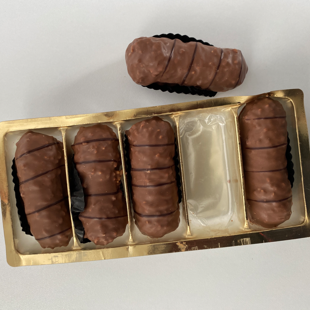 Marzipan-Nougat-Röllchen umhüllt mit Krokant